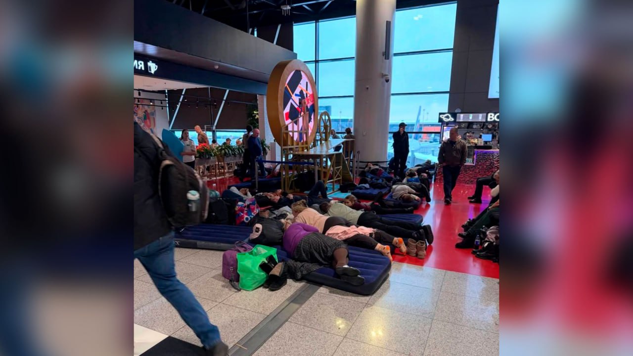 На видео сняли надувной лагерь в Шереметьево 11 января после задержания и отмены 120 рейсов