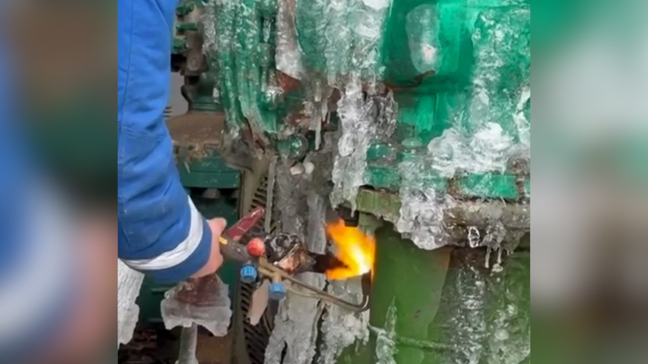 Кличко показал, как размораживают теплотрассу в Киеве после мощнейшей атаки РФ