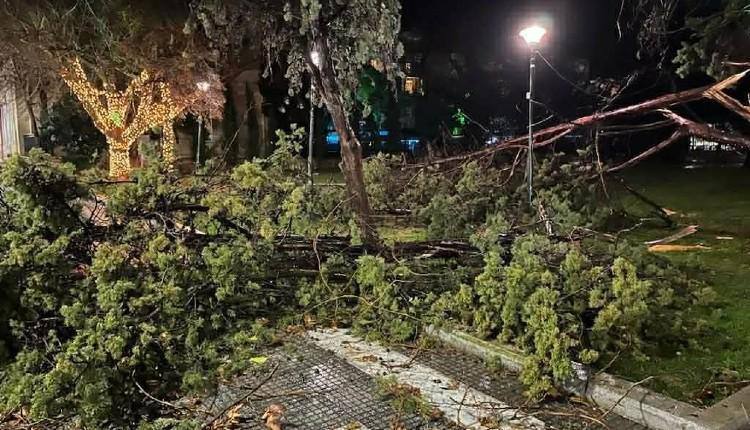 Торнадо с ураганным ветром перевернул самолёты и разнёс центр города в Греции