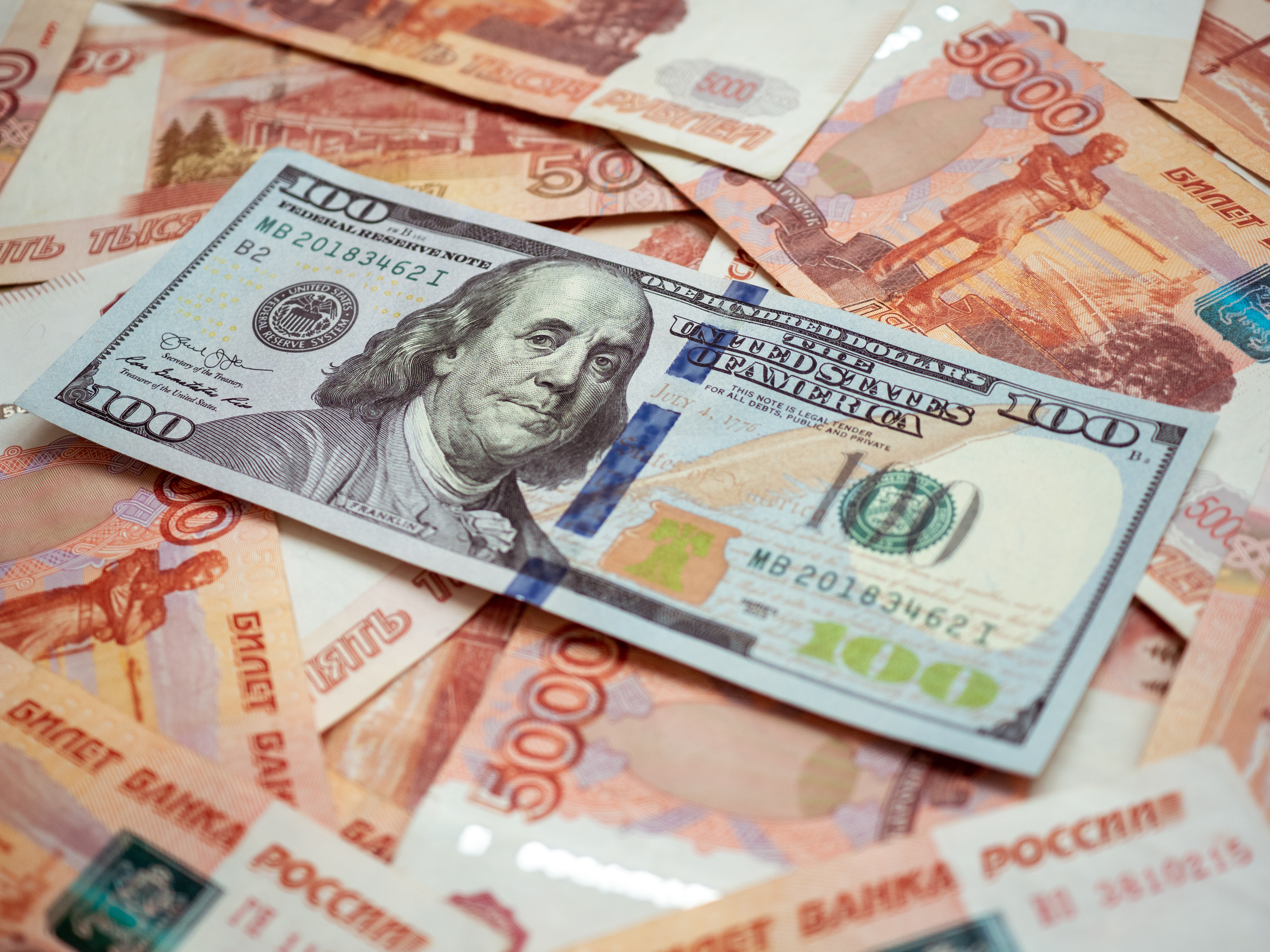 Внебиржевой курс доллара впервые с 2023 года упал ниже 71 рубля