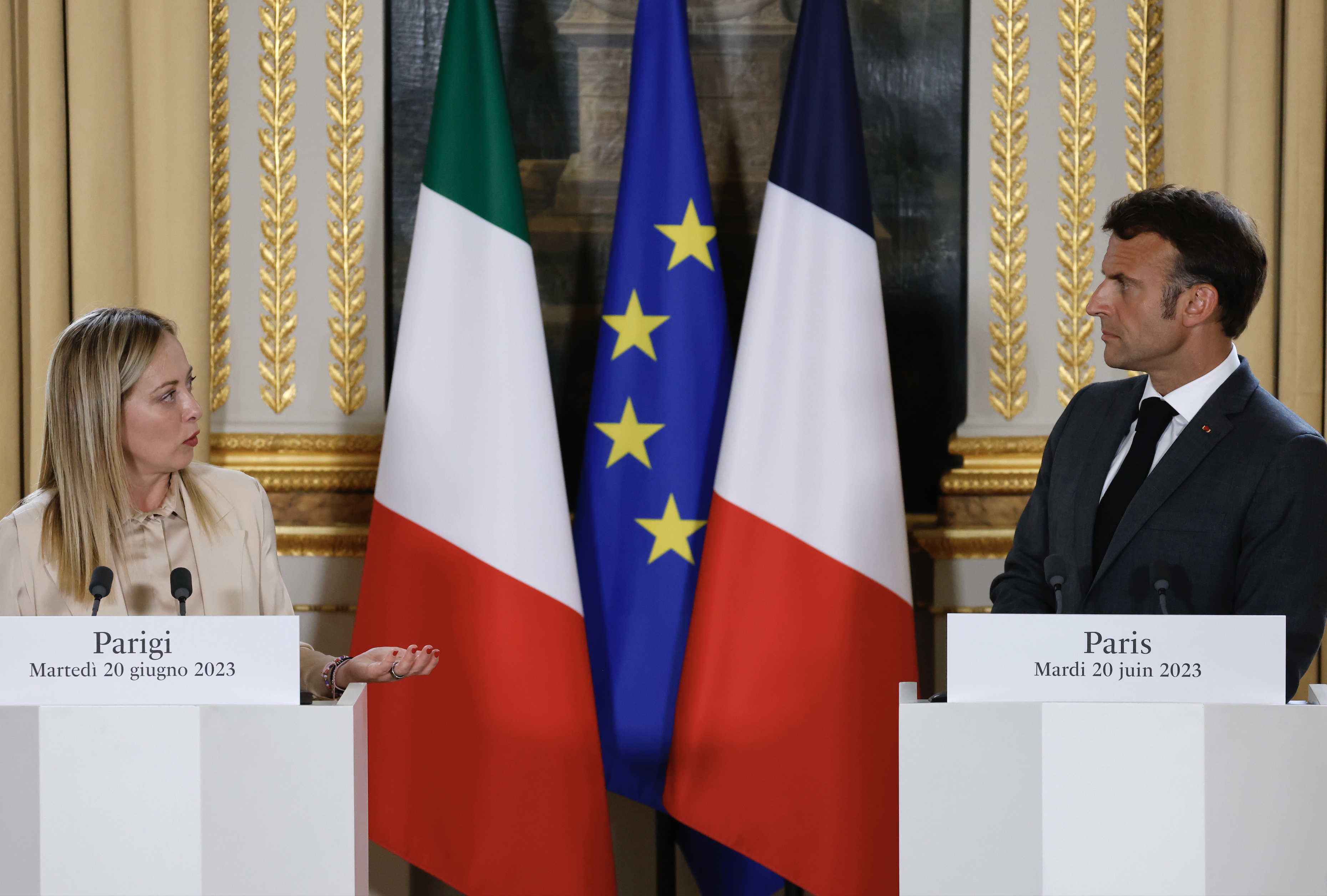 Politico: В ЕС поддержали призывы Макрона и Мелони о диалоге с Россией