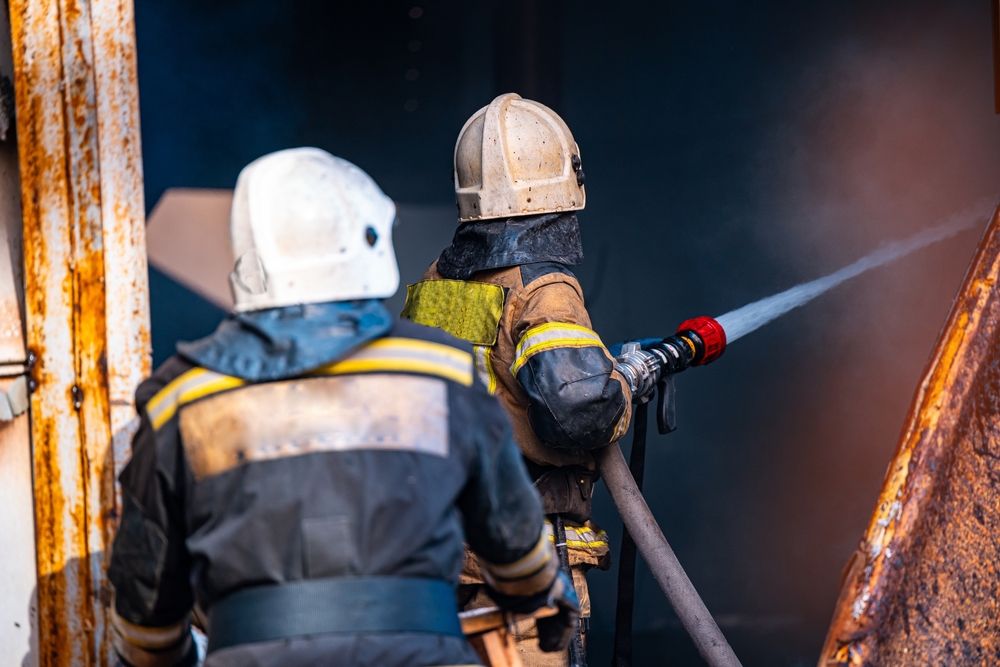 Почти 40 пожарных привлекли к тушению горящего детсада в Дагестане