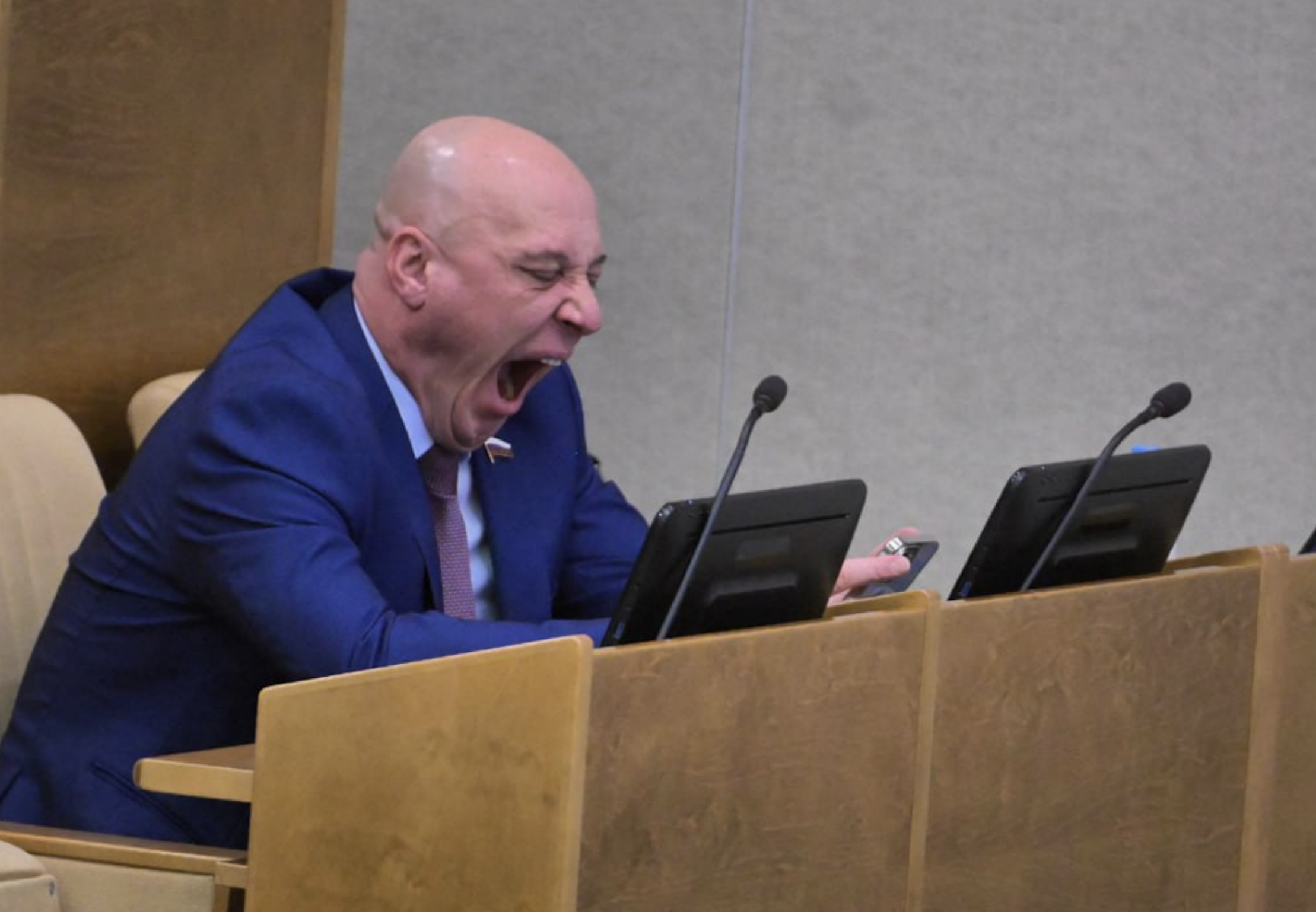 Денис Майданов объяснил, почему зевал на первой пленарке Госдумы после каникул