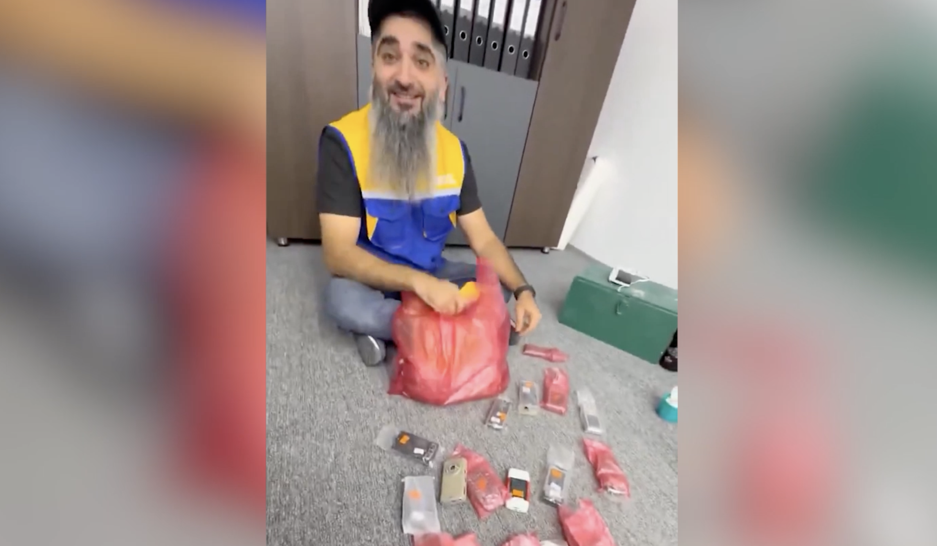 Ливийский бизнесмен получил партию телефонов с задержкой в 16 лет из-за НАТО