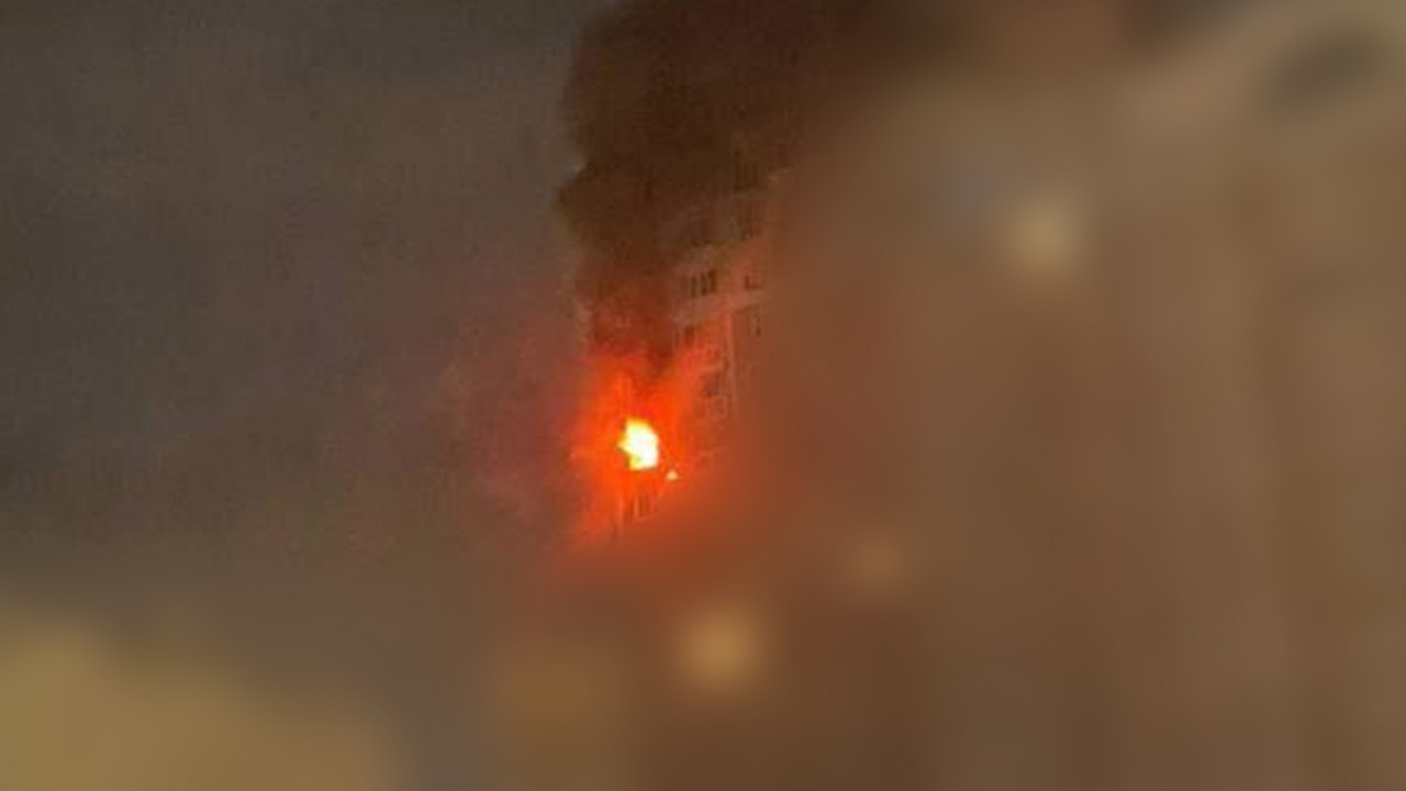 Обломки БПЛА ВСУ влетели в жилой дом в Ростове-на-Дону, начался сильный пожар