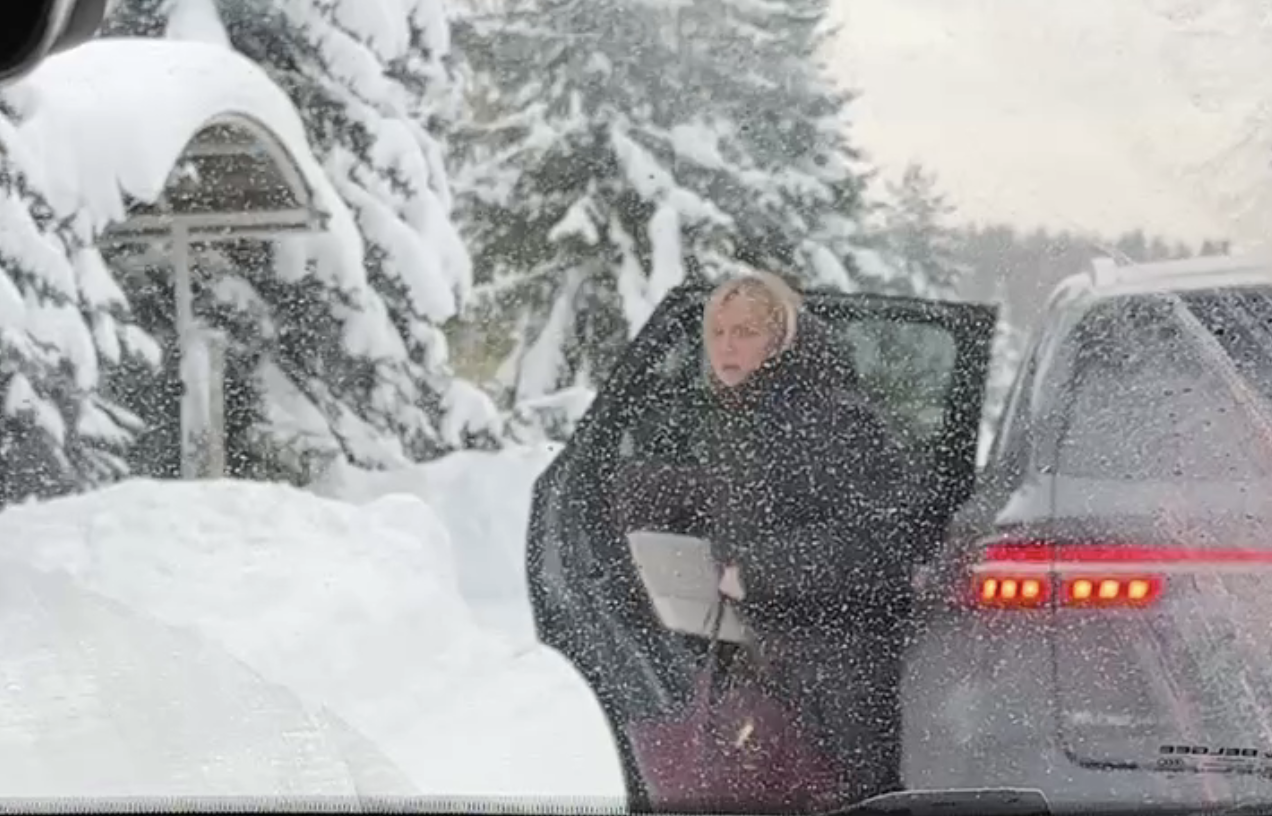 Life.ru снял приезд бывшей жены на опознание бывшего замглавы Минтруда Скляра