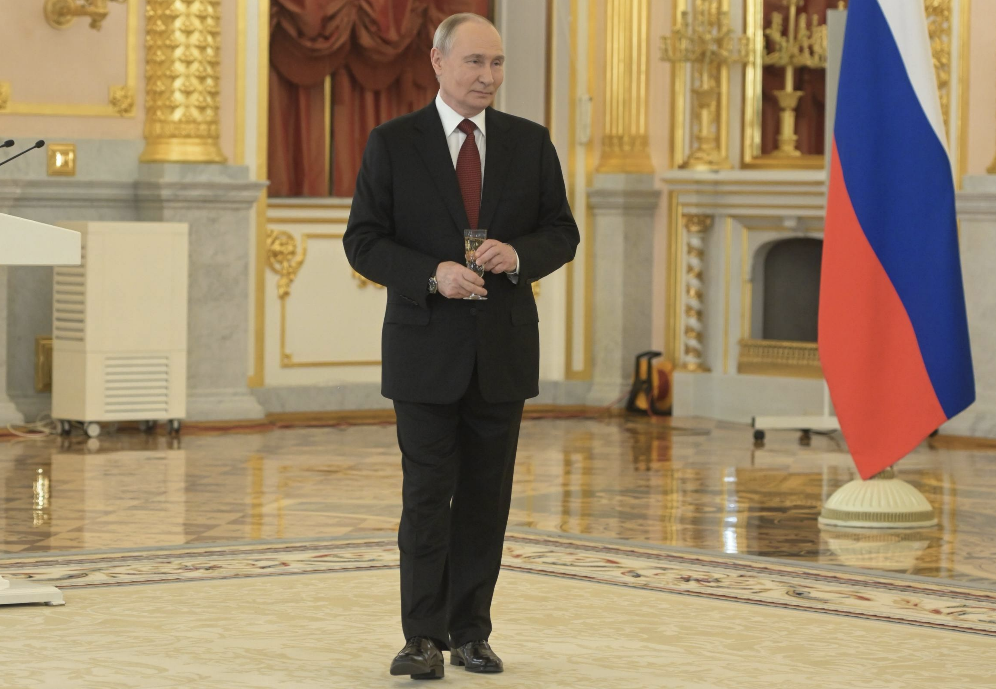 Путин неофициально пообщался с послами за бокалом игристого