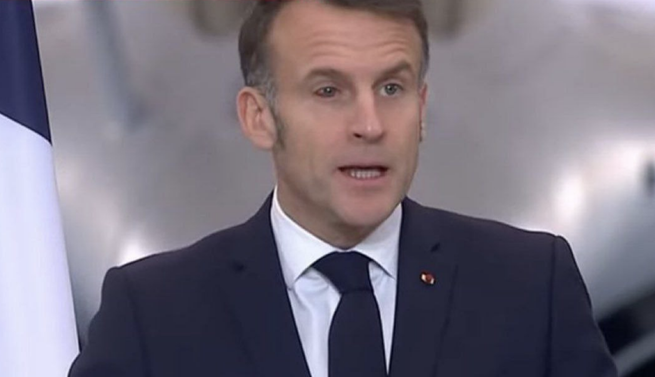 Макрон появился на публике с подбитым глазом и попытался оправдаться шуткой