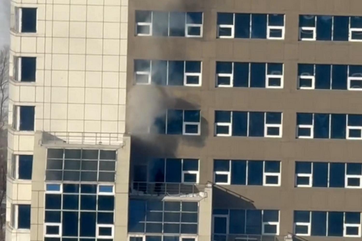 Кухня ресторана загорелась в БЦ во Владивостоке, люди спасались от огня на балконе