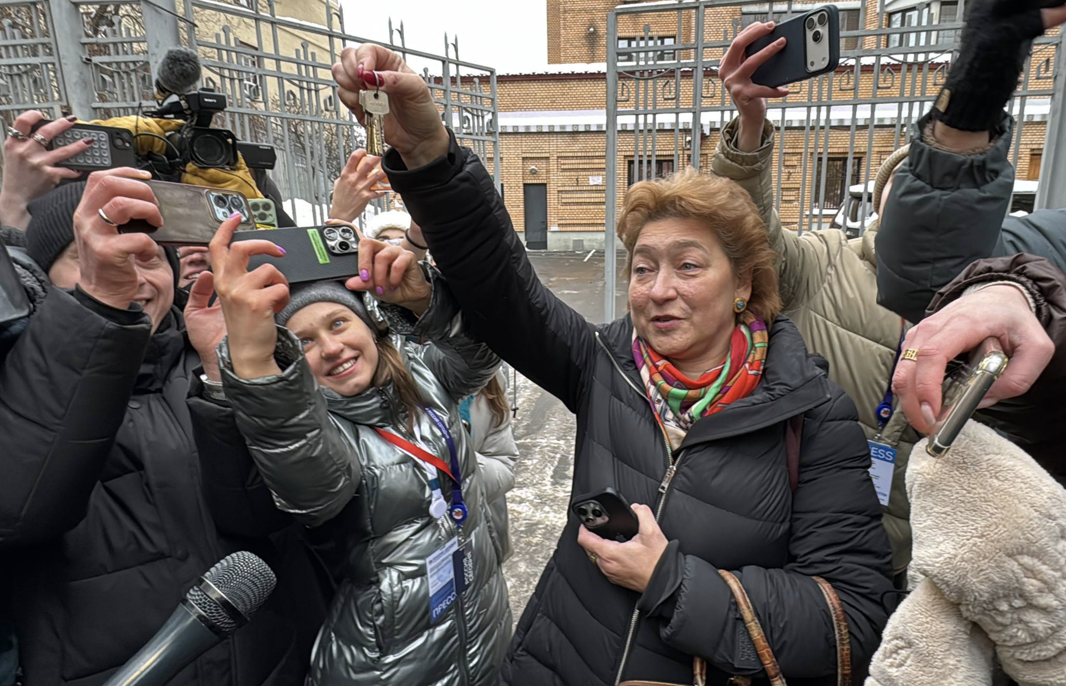 Адвокат Лурье показала ключи от бывшей квартиры Долиной после её выселения