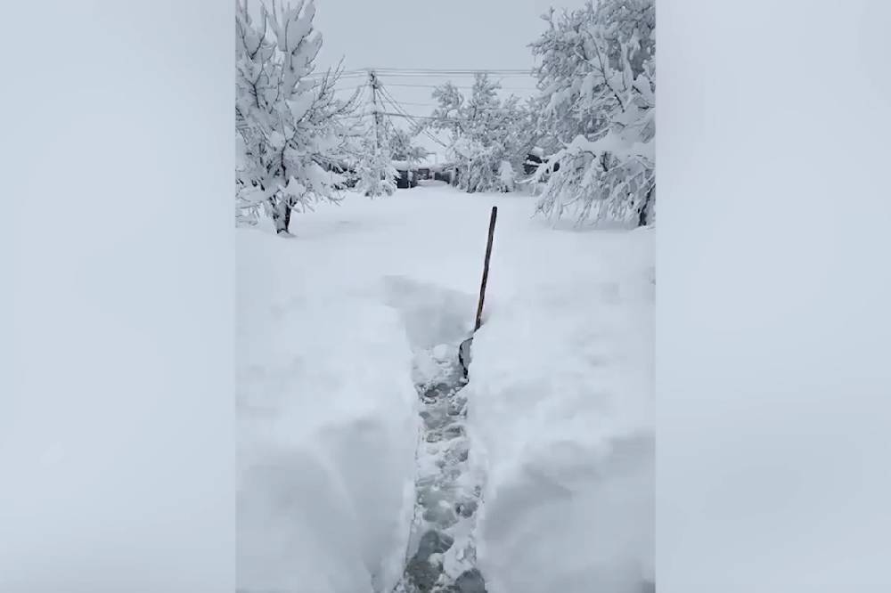 Топят снег в ванной, чтобы помыться: Жители Кубани продолжают бороться с последствиями непогоды
