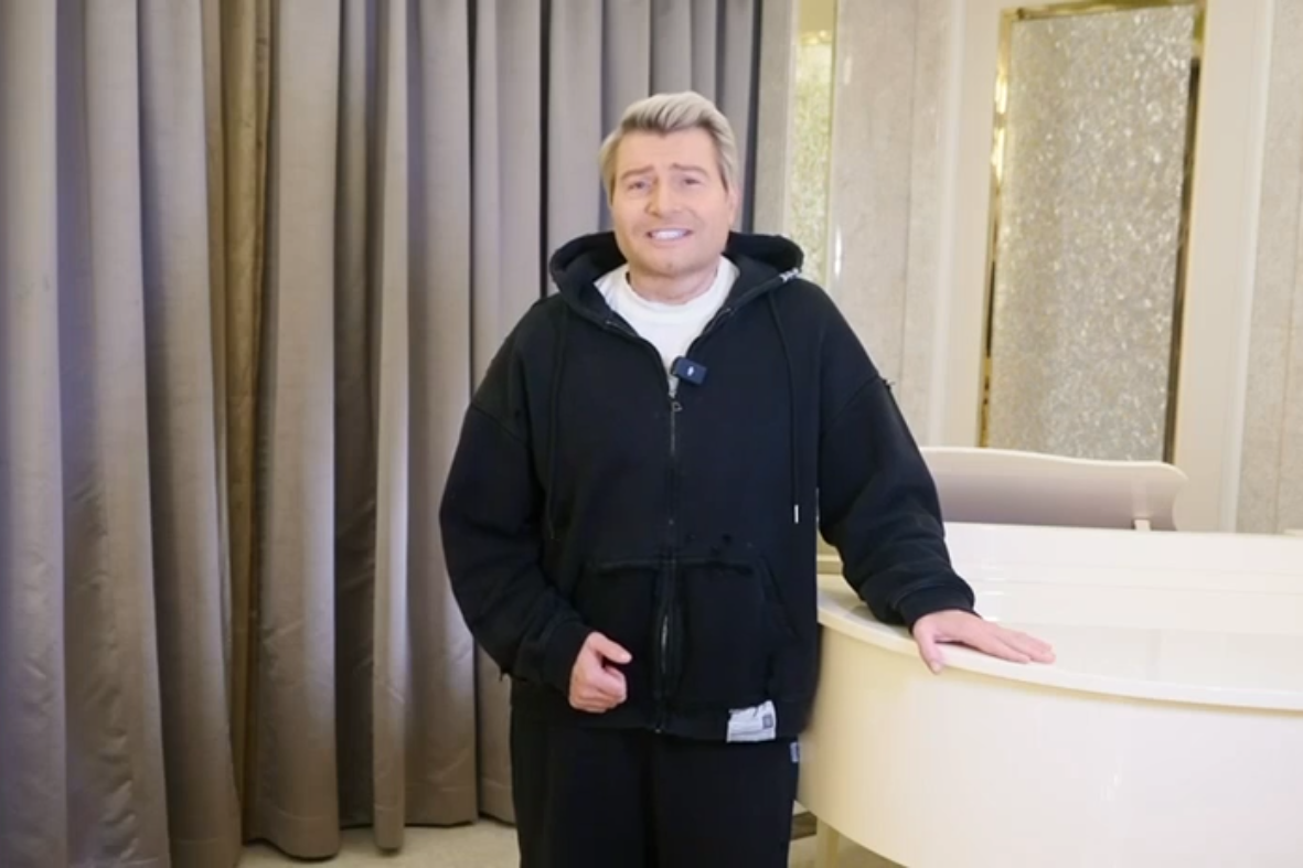 Российские звёзды записали поздравления с Новым годом для бойцов СВО 