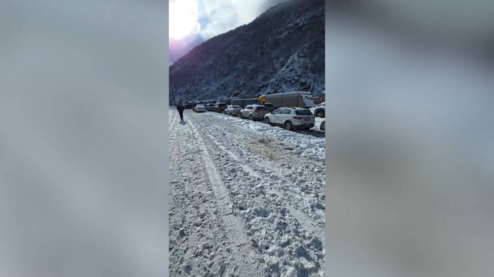 Сотни машин застряли на&nbsp;границе России и&nbsp;Грузии из-за снежного коллапса