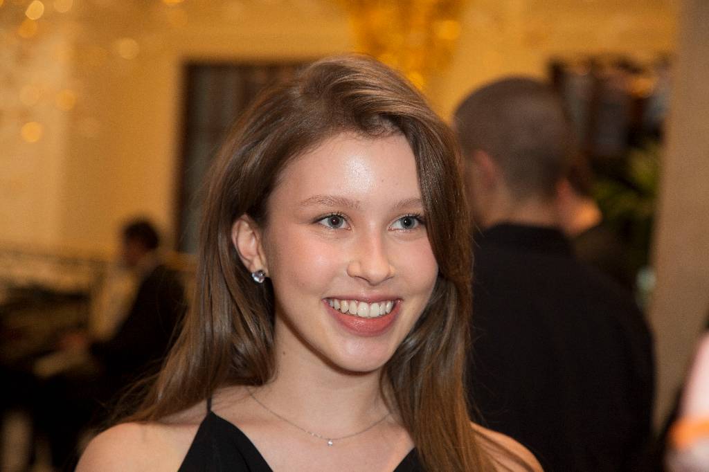 16-летняя Анна Пересильд снялась в мини-юбке и кружевных колготках