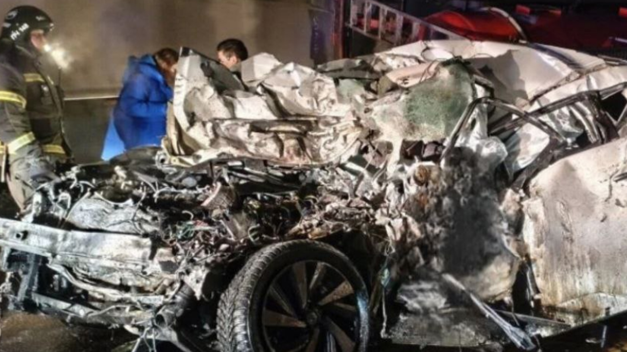 Легковушка разлетелась на куски после столкновения с бензовозом в Ленобласти, есть жертвы