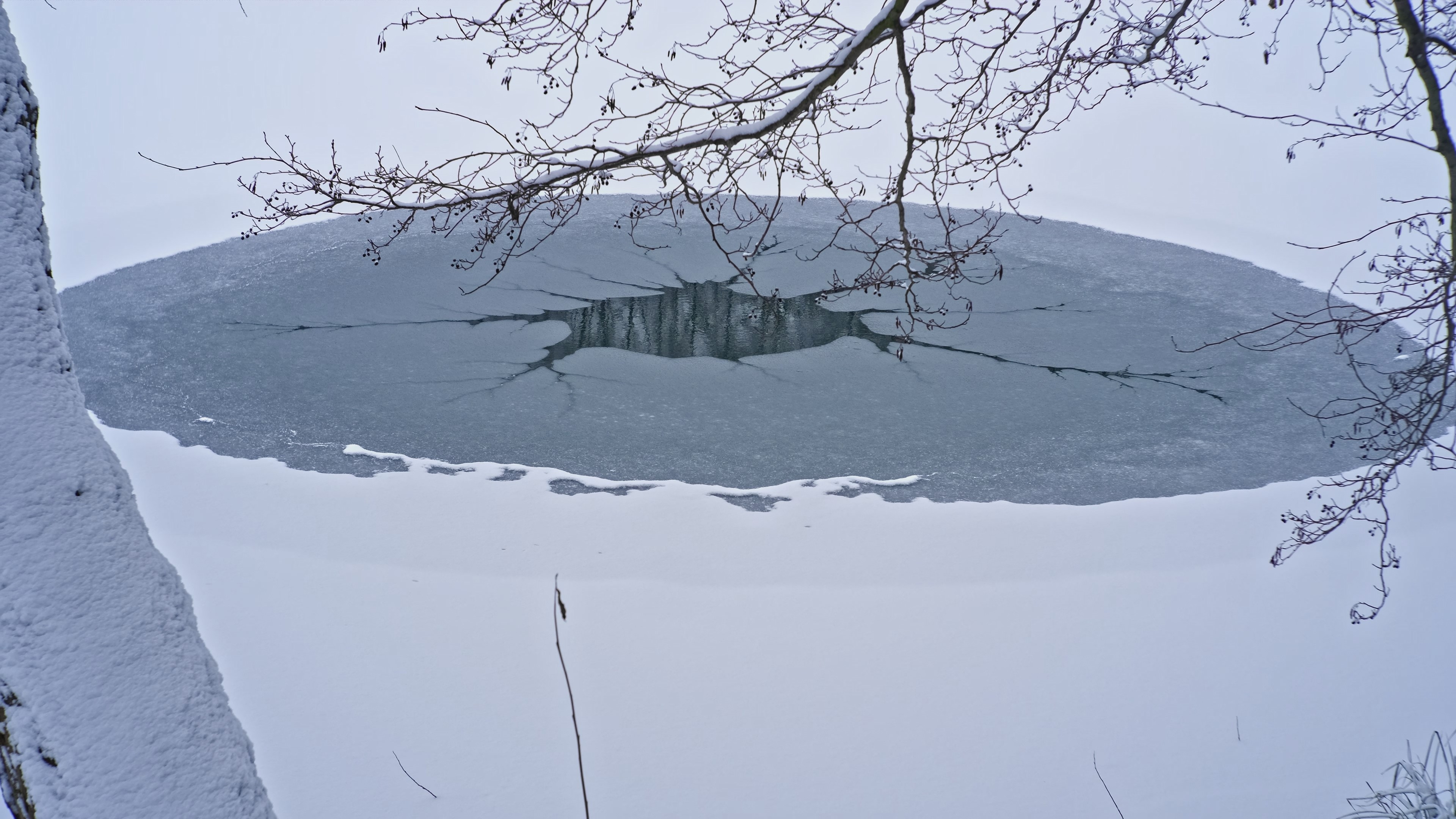В Брянске двое детей провалились под лёд, катаясь на ватрушках