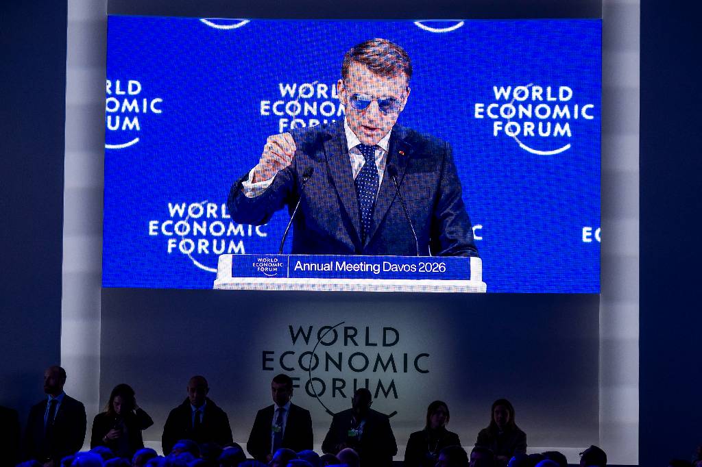 Выглядит как кретин: Во Франции жестко высмеяли терминатора-Макрона за выступление в очках