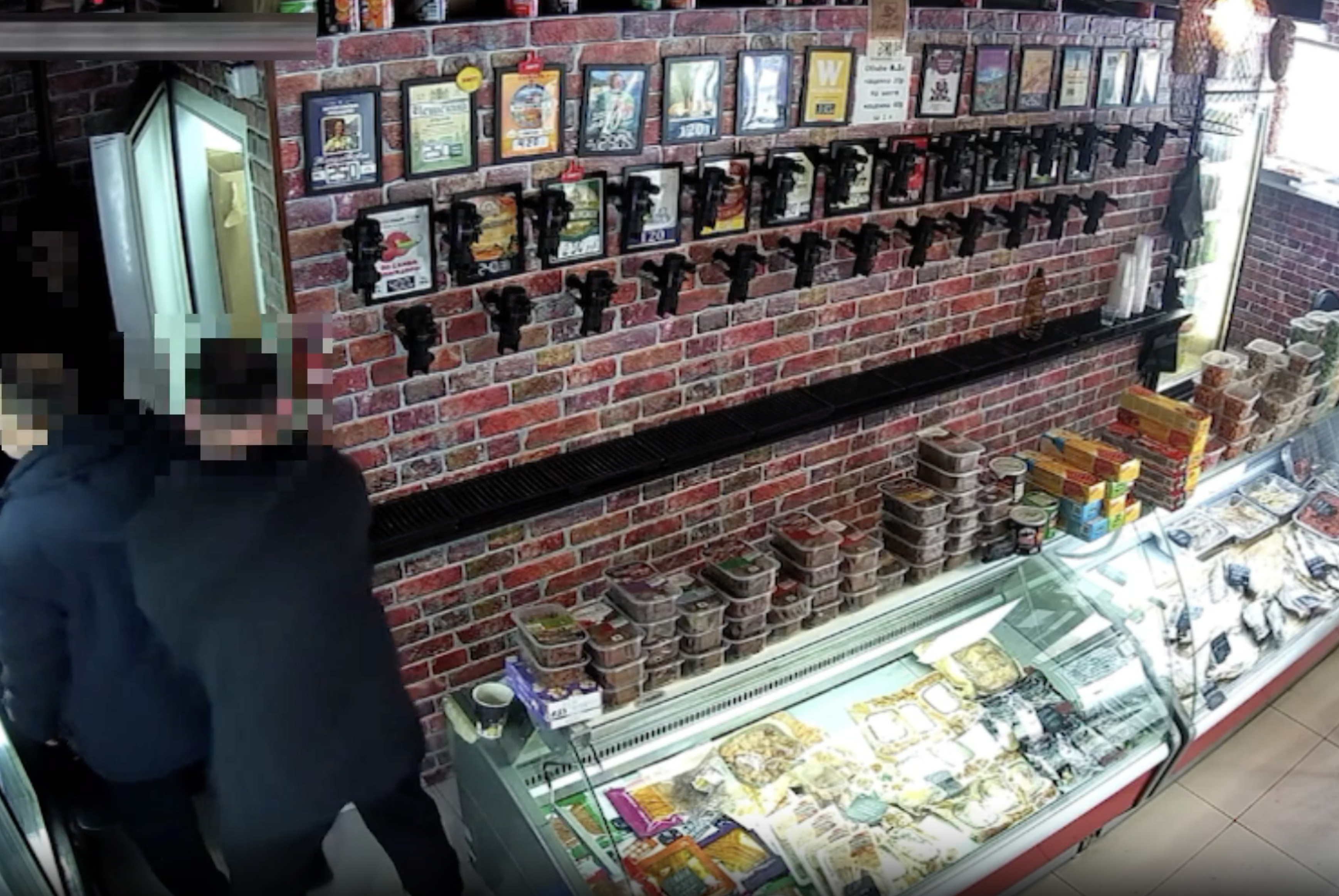 Пьяный москвич напал на бармена с ножом за отказ включить хит &laquo;Я русский&raquo;