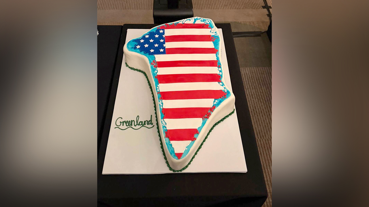 Конгрессвумен Луна показала торт в форме Гренландии с флагом США