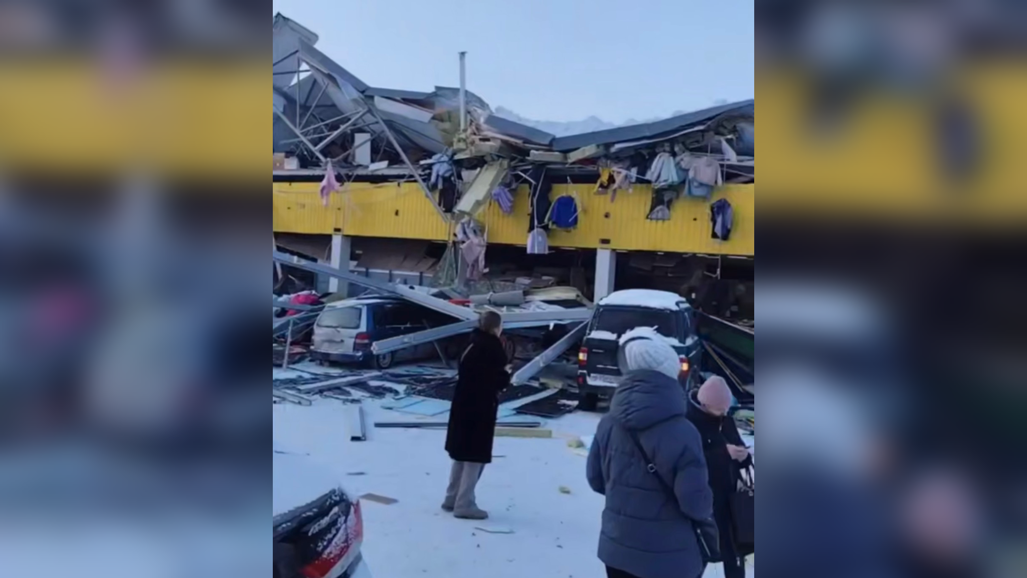 Момент обрушения заснеженной крыши супермаркета в Новосибирске попал на видео