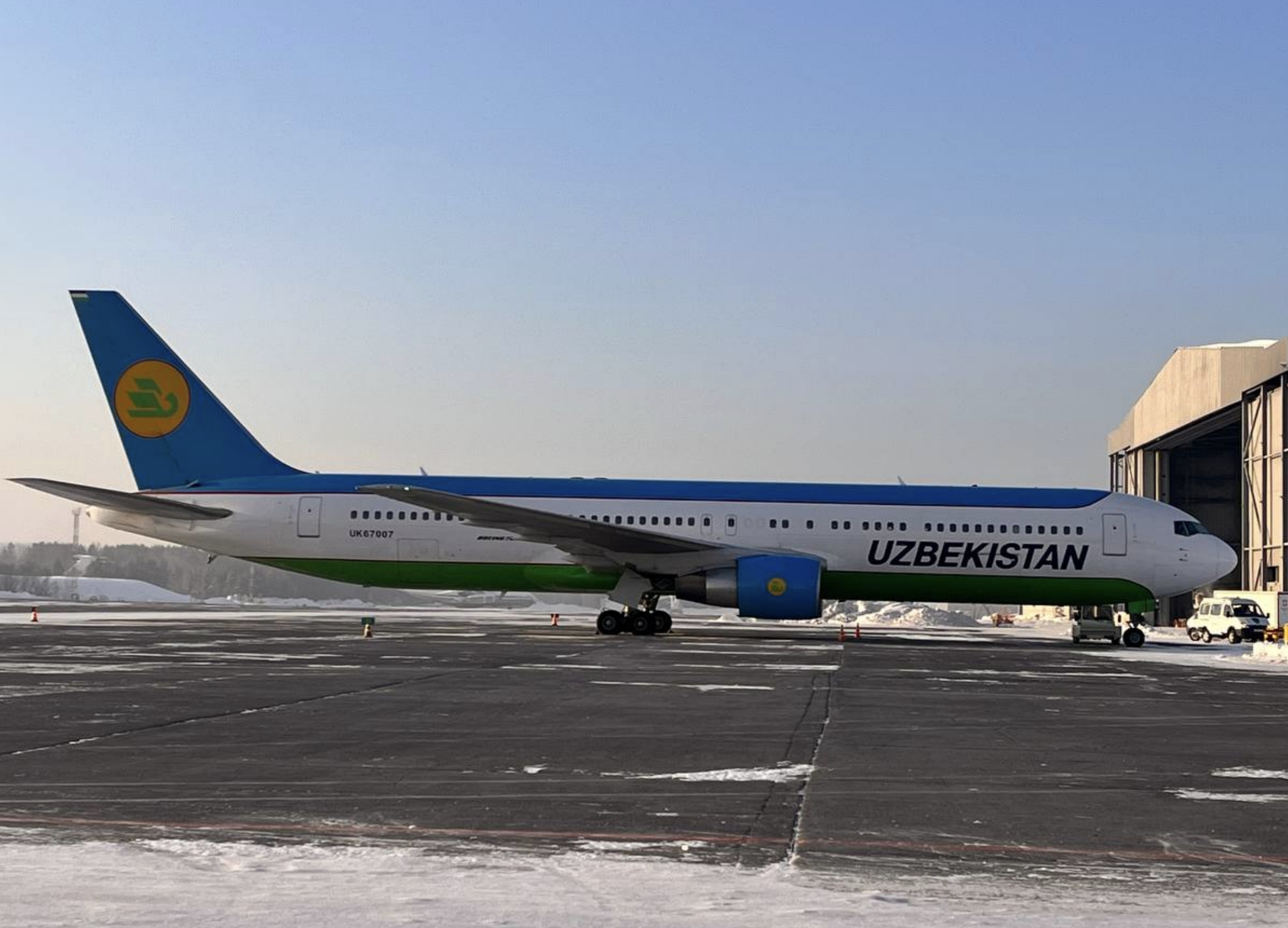 Иностранный пассажирский самолёт совершил аварийную посадку в Сибири