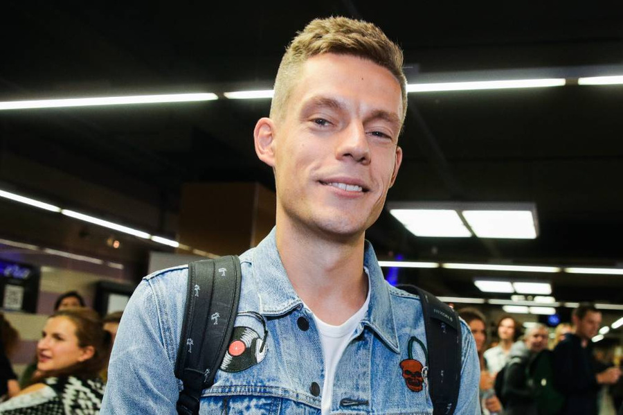 Залёг на дно: Юрий Дудь* без очереди пролез к кассе в супермаркете в Брюгге