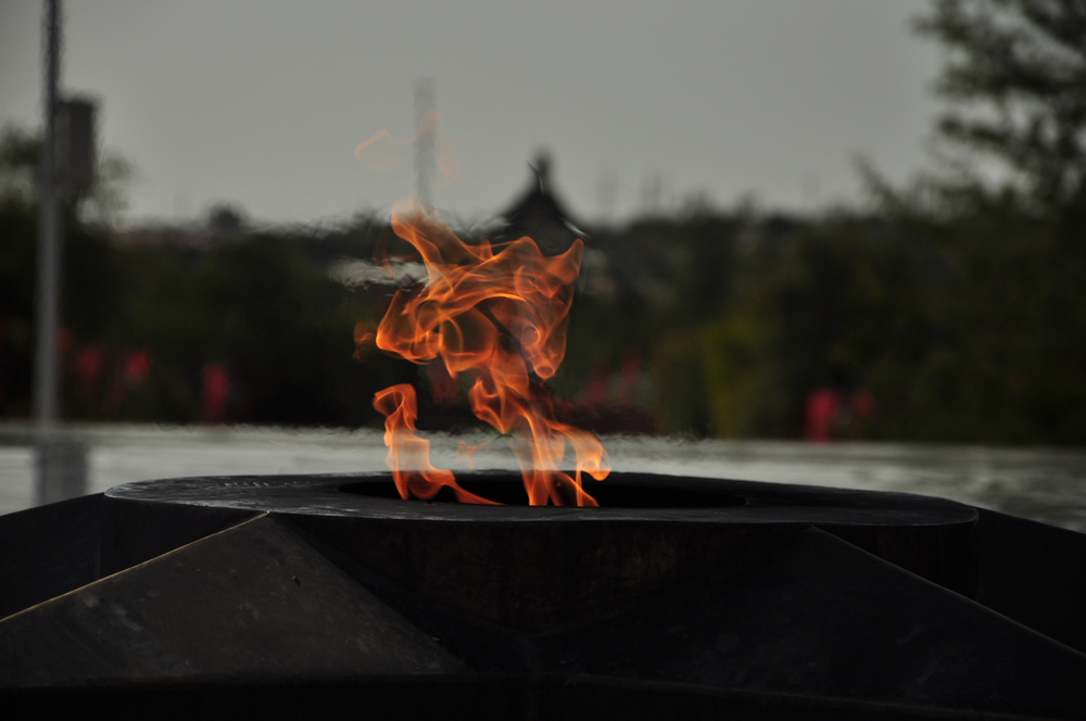 В Свердловской области ищут женщину, потушившую Вечный огонь