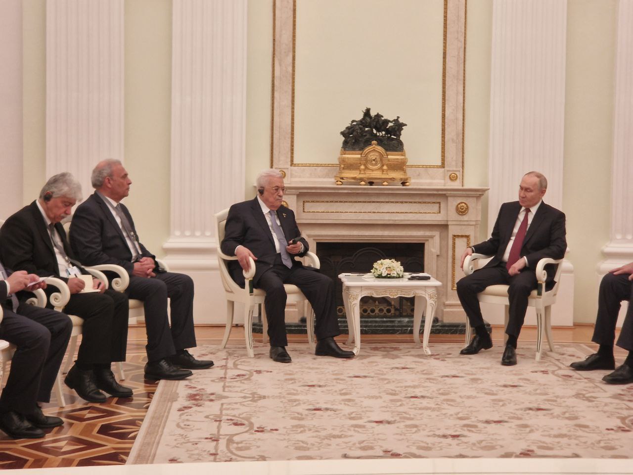 Путин проводит в Кремле встречу с президентом Палестины Аббасом