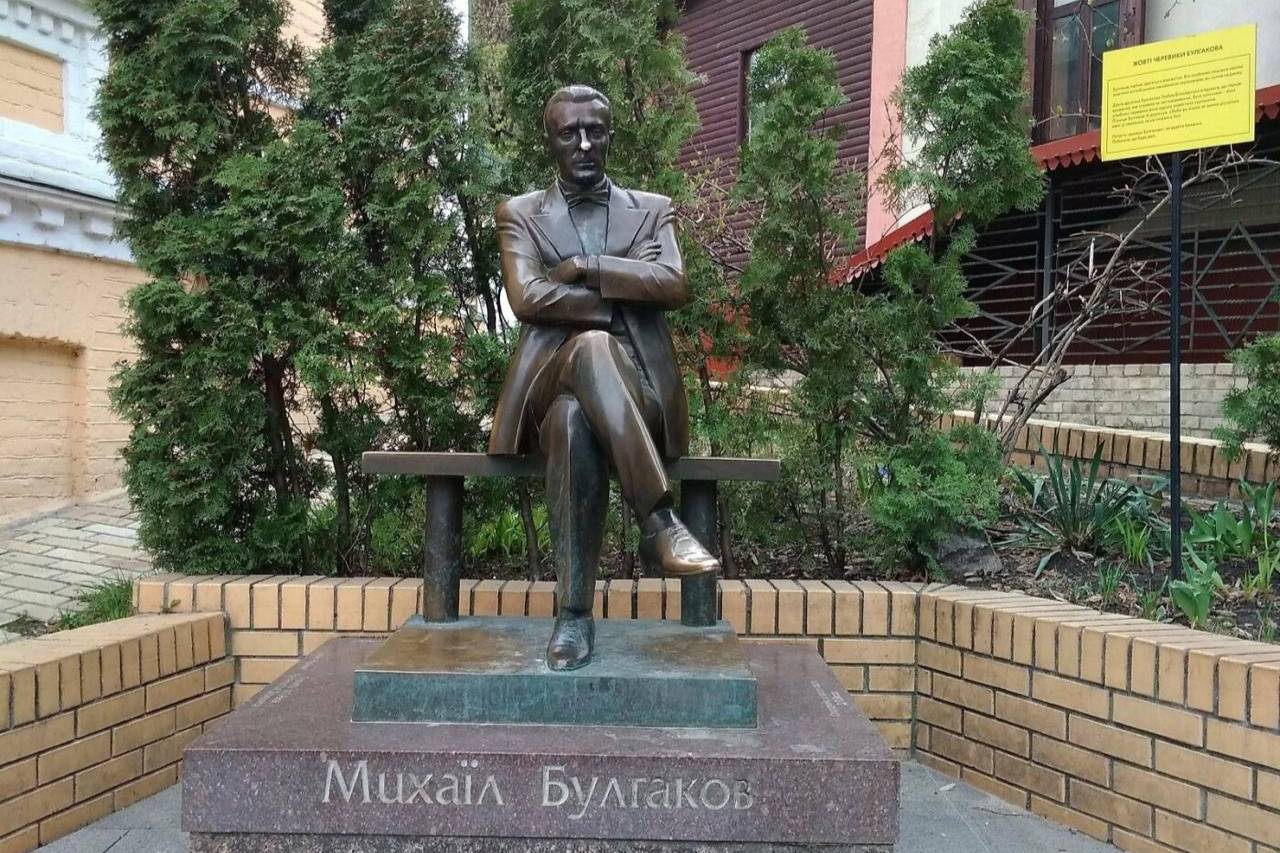 Комик в Киеве пошутил про снос памятника Булгакову и получил угрозы