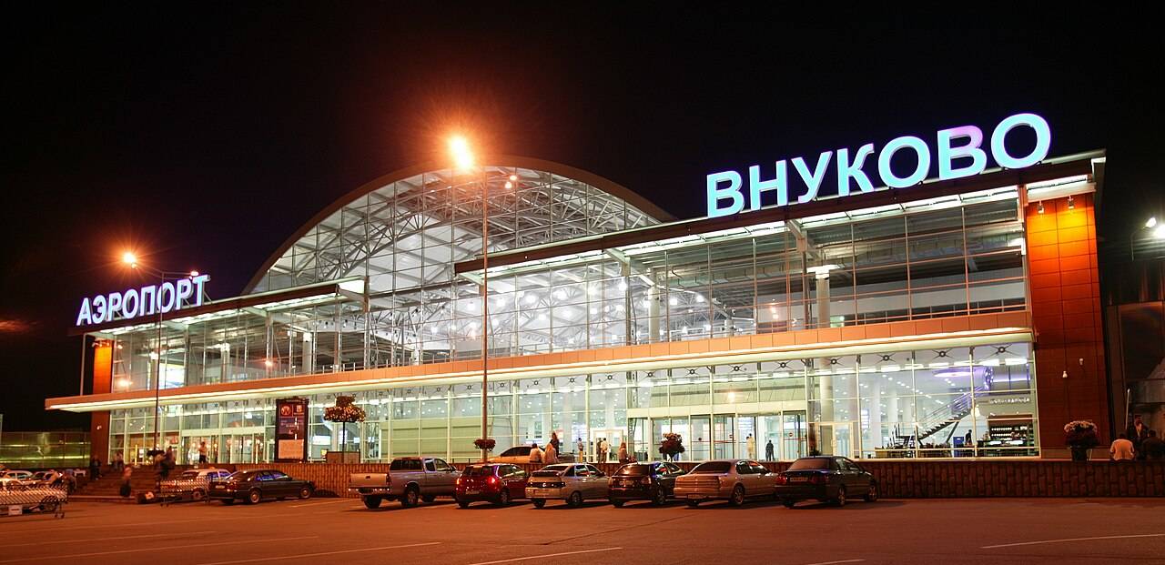 Кортеж прибыл на территорию Внуково-2, где ожидается посадка самолёта Уиткоффа