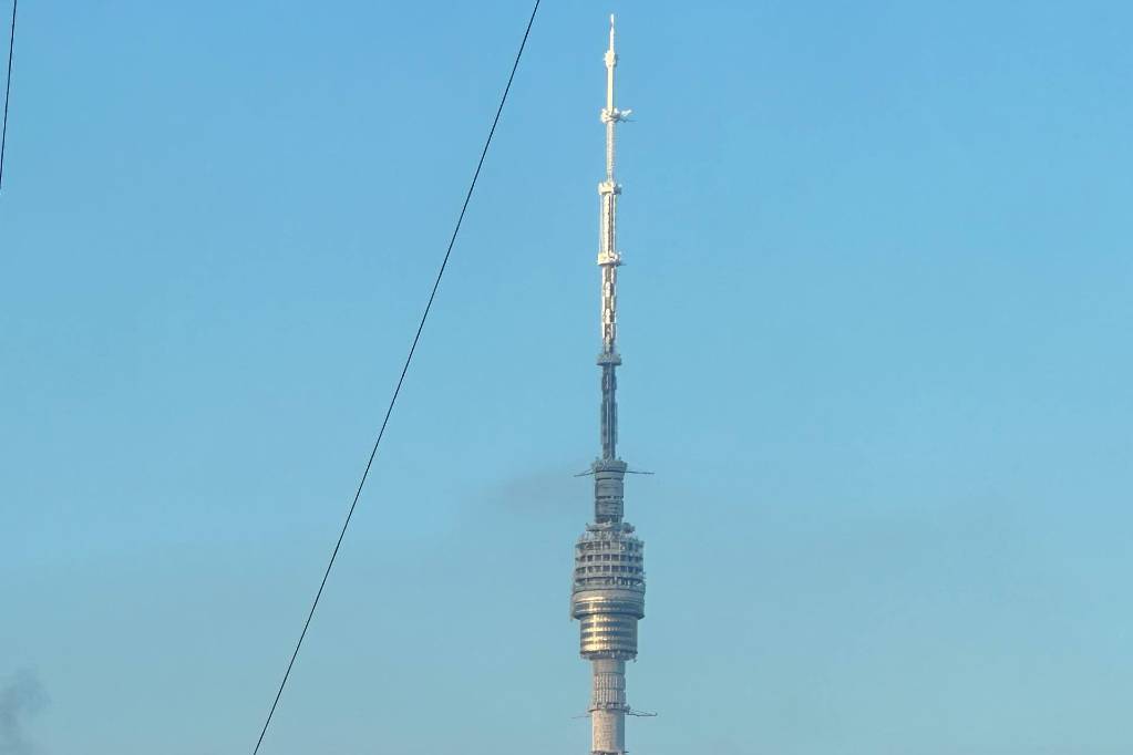 Life.ru снял на фото, как лёд сковал Останкинскую телебашню