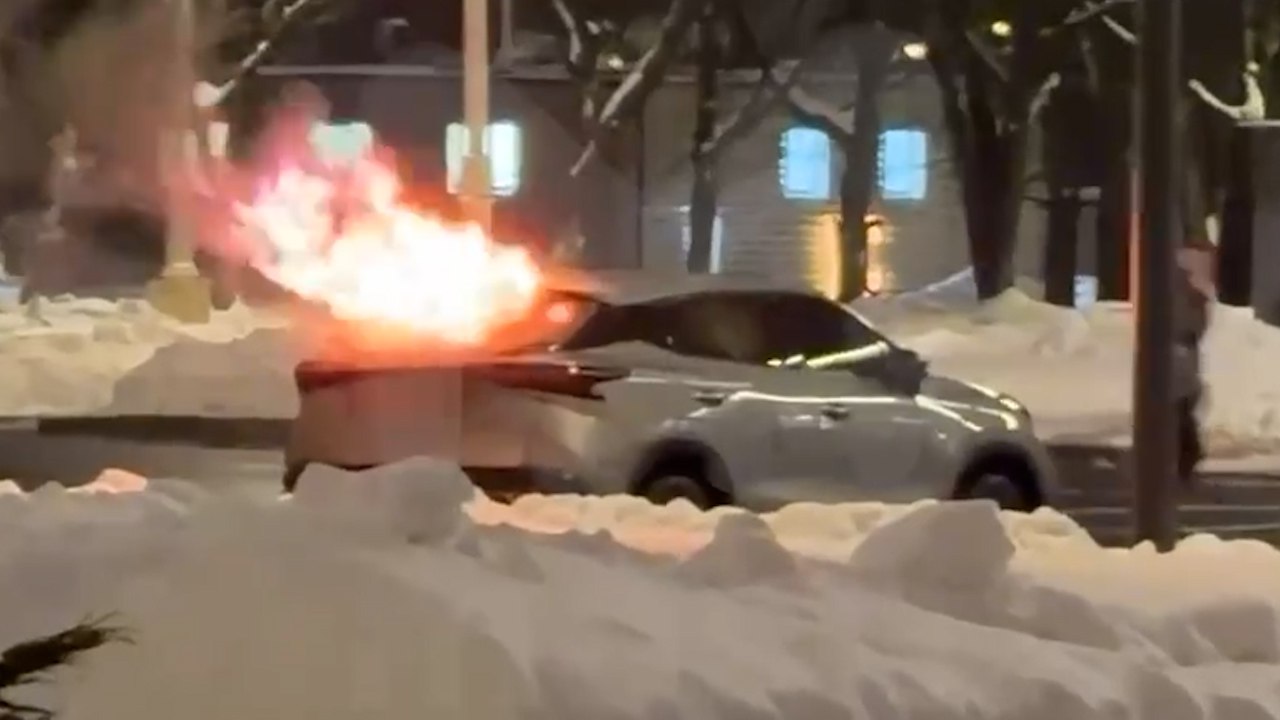 Оставленная в авто пиротехника устроила огненное шоу на ВДНХ