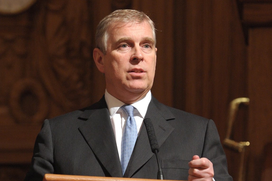 Разжалованный брат Карла III избавился от плюшевых мишек, которыми он изводил прислуг