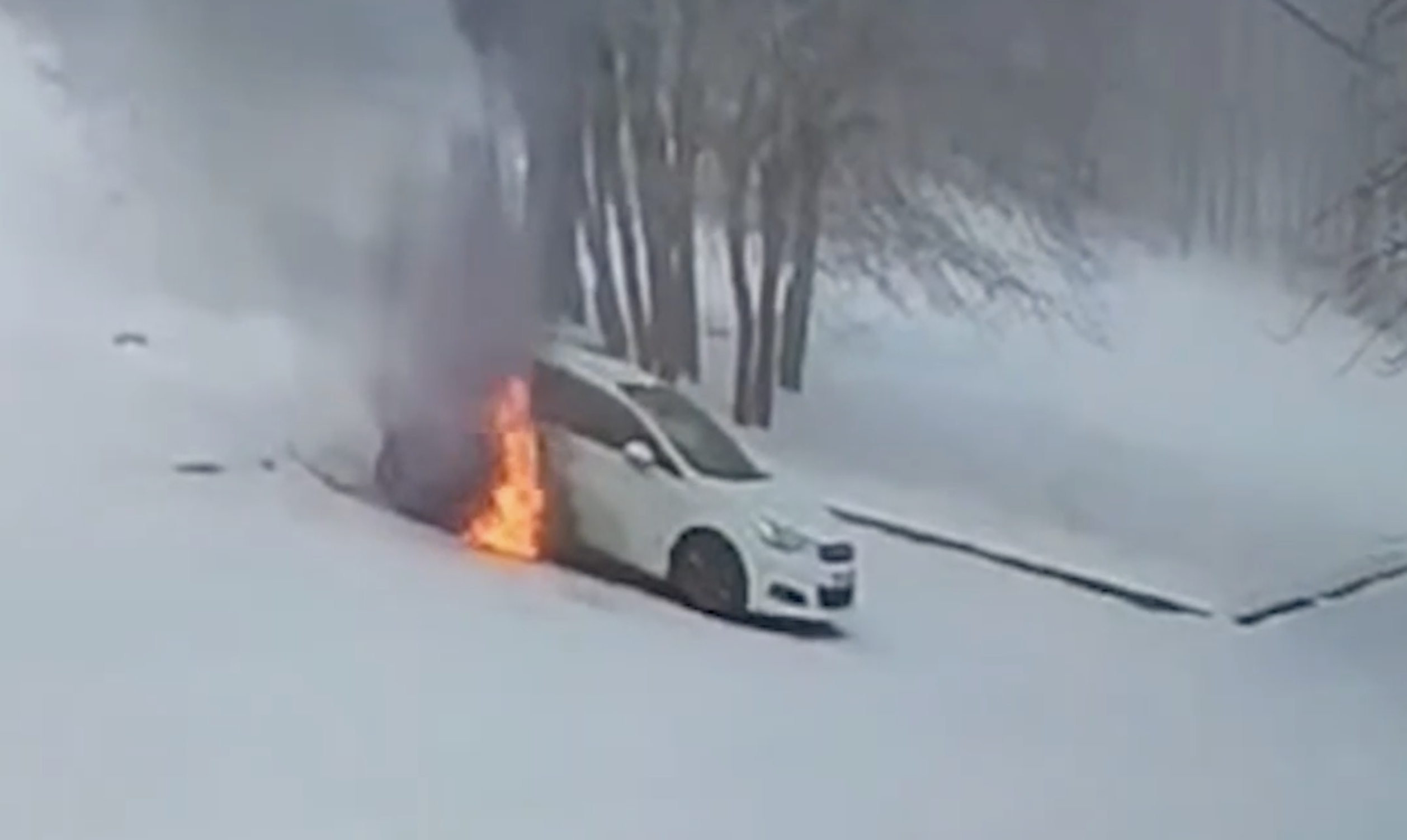 В Иркутске тренер по футболу спас ребёнка из горящей машины, это попало на видео