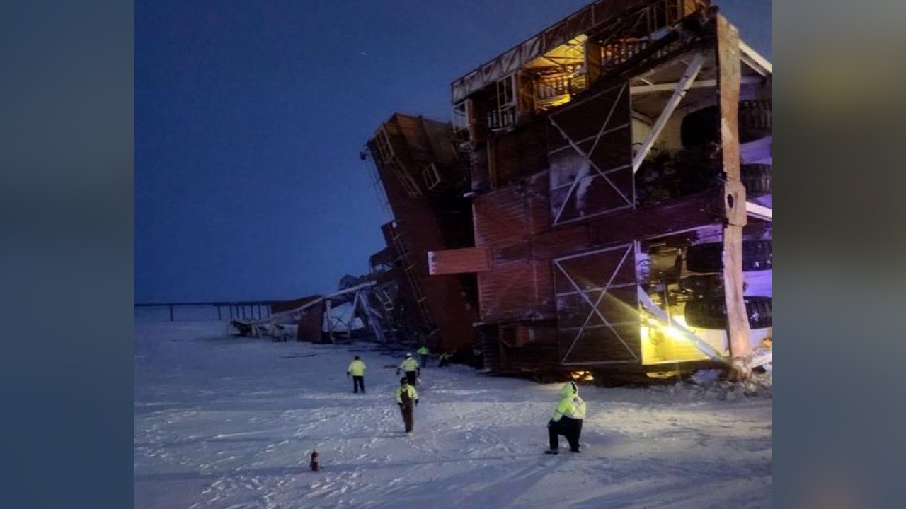 Крупнейшая в США мобильная буровая установка рухнула на Аляске