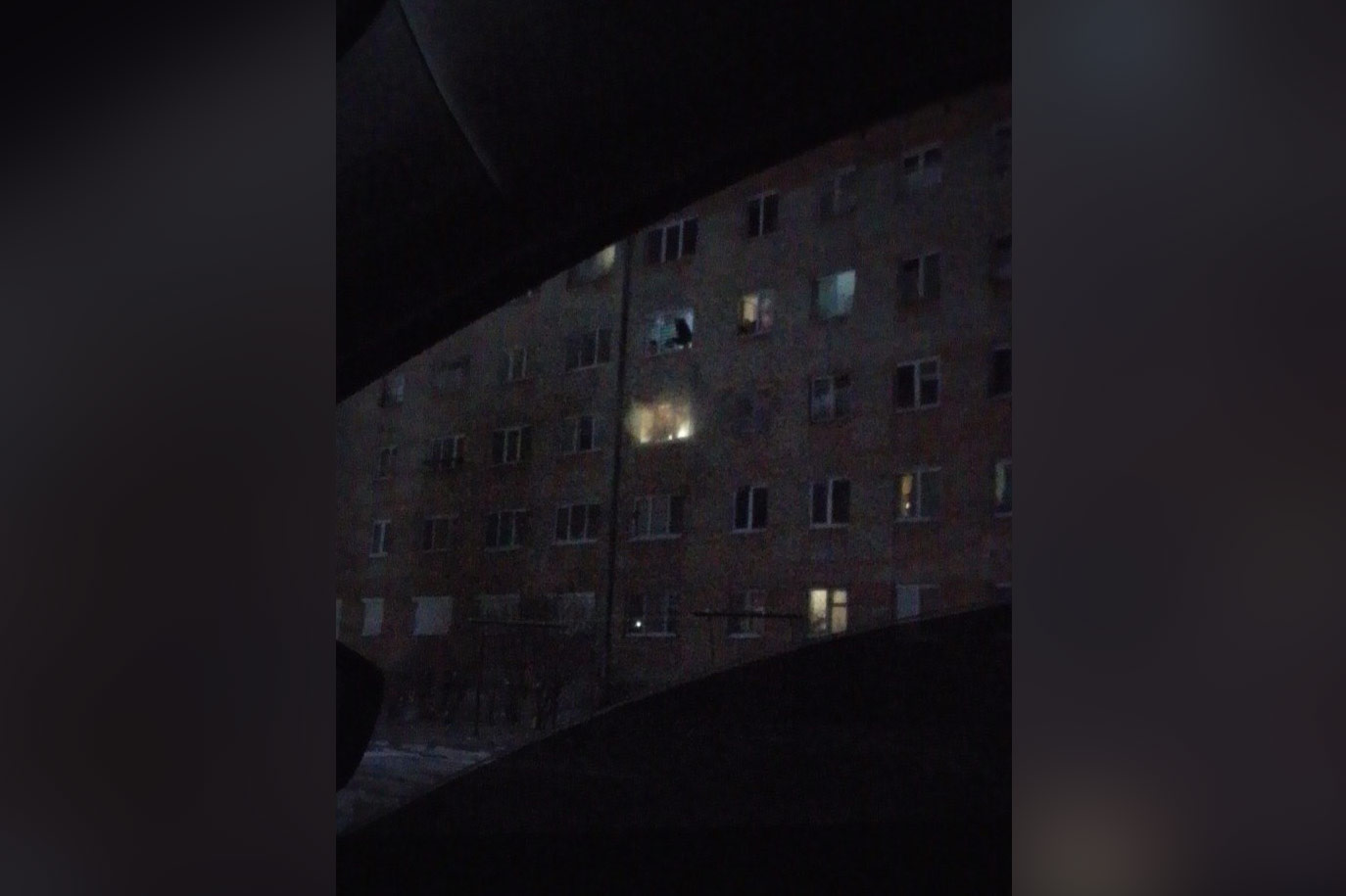 На Урале мать выбросила младенца из окна, чтобы спасти его из горящей квартиры
