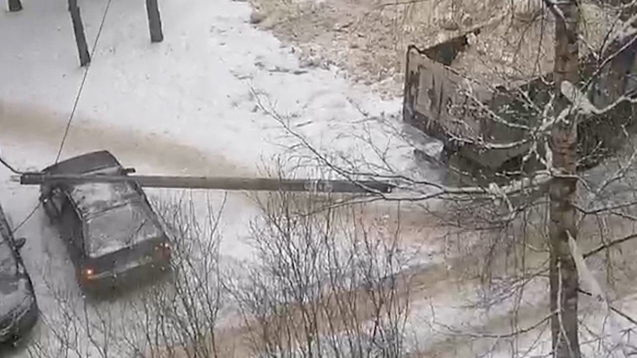 У нас убирают снег: Россиянка сняла, как самосвал эпично уронил фонарный столб на легковушку