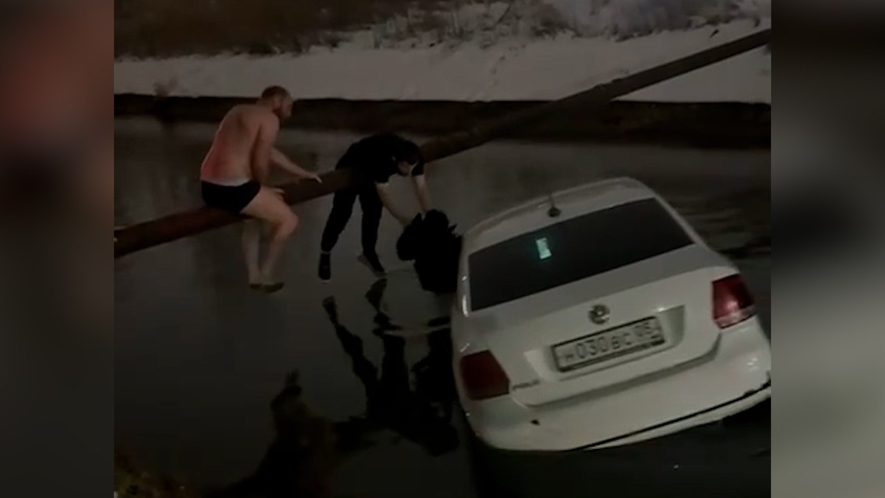 В Дагестане неравнодушные очевидцы спасли ребёнка и мать из тонущей машины