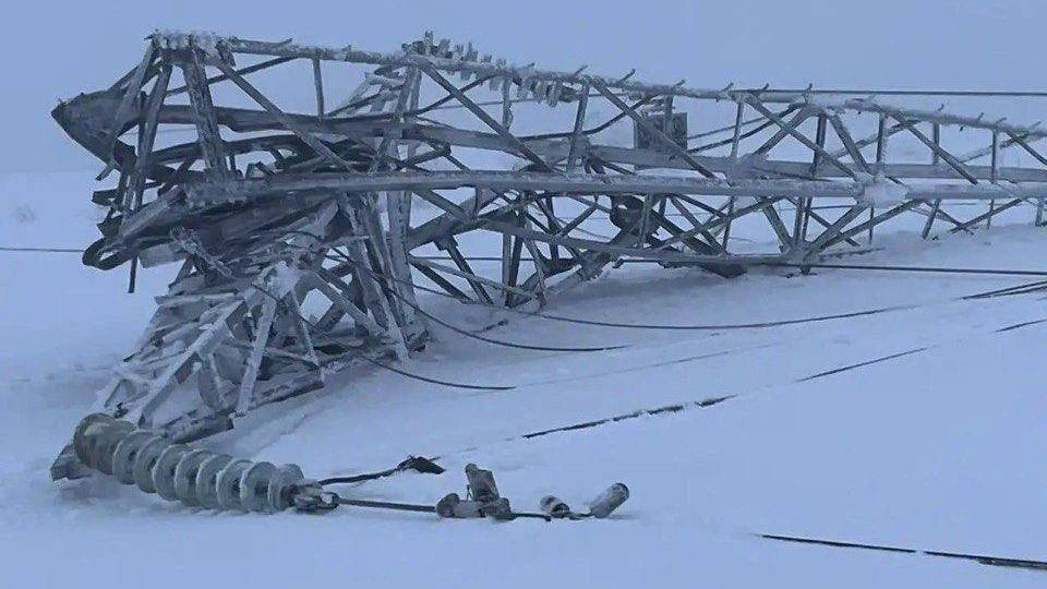 В Мурманской области ввели режим ЧС после обрушения опор ЛЭП
