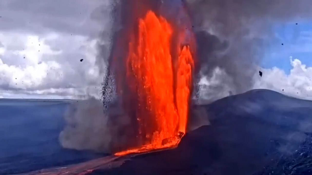 Вулкан Килауэ на Гавайях выбросил фонтан лавы на высоту 487 метров