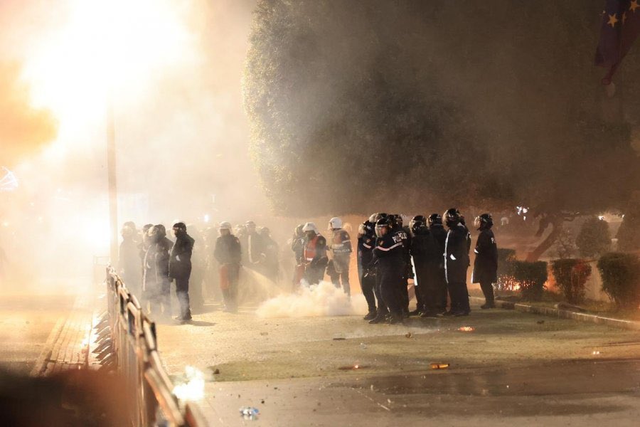 Полиция Албании применила против демонстрантов слезоточивый газ и водомёты