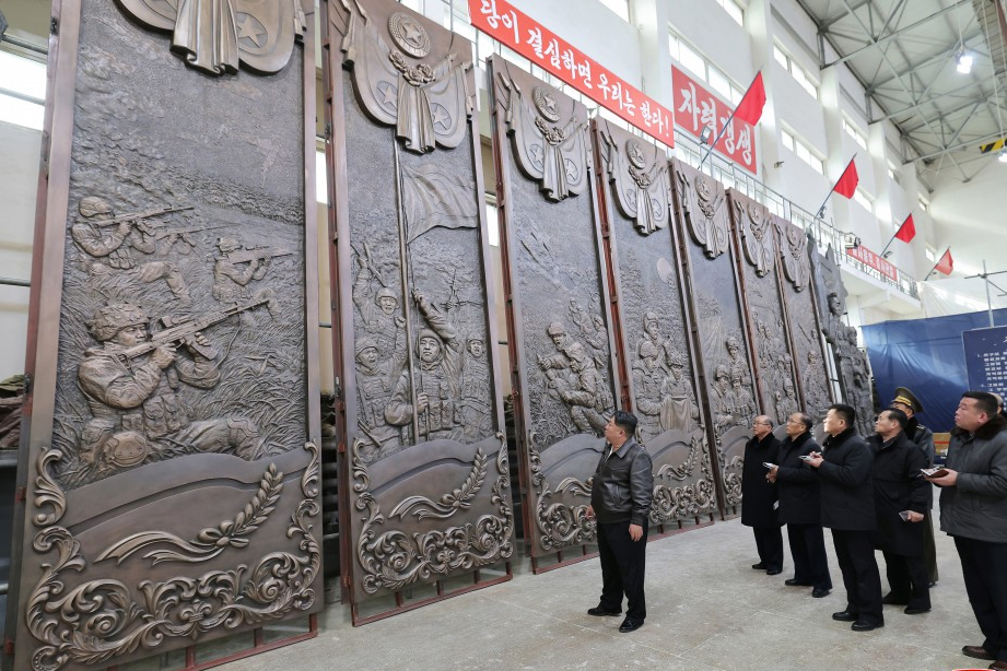 Ким Чен Ын курировал создание скульптур в честь бойцов КНДР в Курской области
