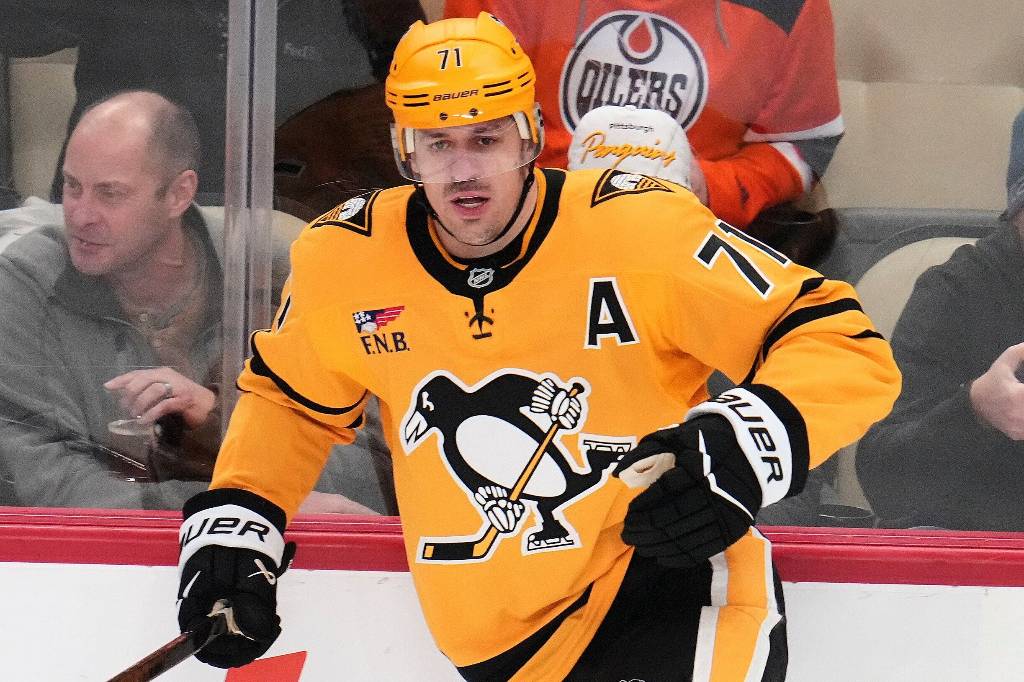 Малкин едва не получил травму из-за толчка в плечо от радостного одноклубника