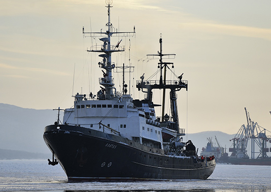 Российские моряки спасли мужчину, дрейфовавшего двое суток в Южно-Китайском море