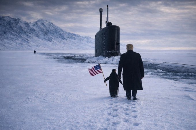 Министр ВМС США опубликовал новое фото Трампа с пингвином на фоне подлодки