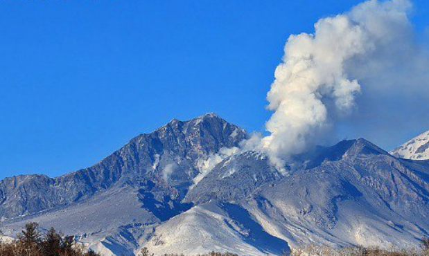 Вулкан Шивелуч на Камчатке выбросил пепел на высоту 7 километров