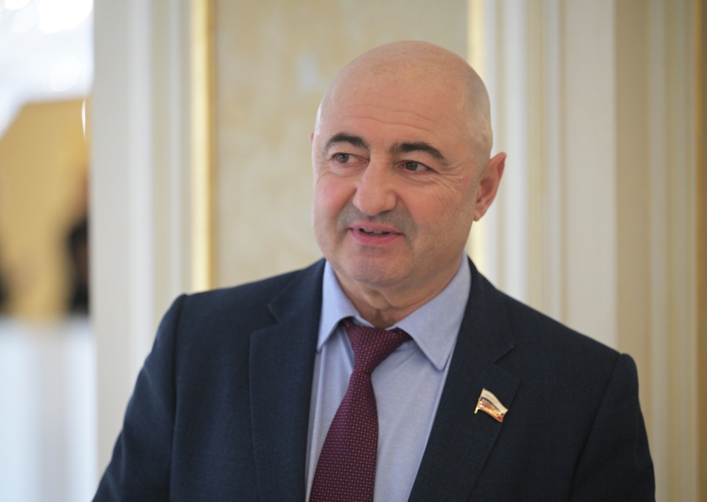 Экс-музыкант &laquo;Любэ&raquo; Вайнберг сложил полномочия сенатора, чтобы отправиться на СВО