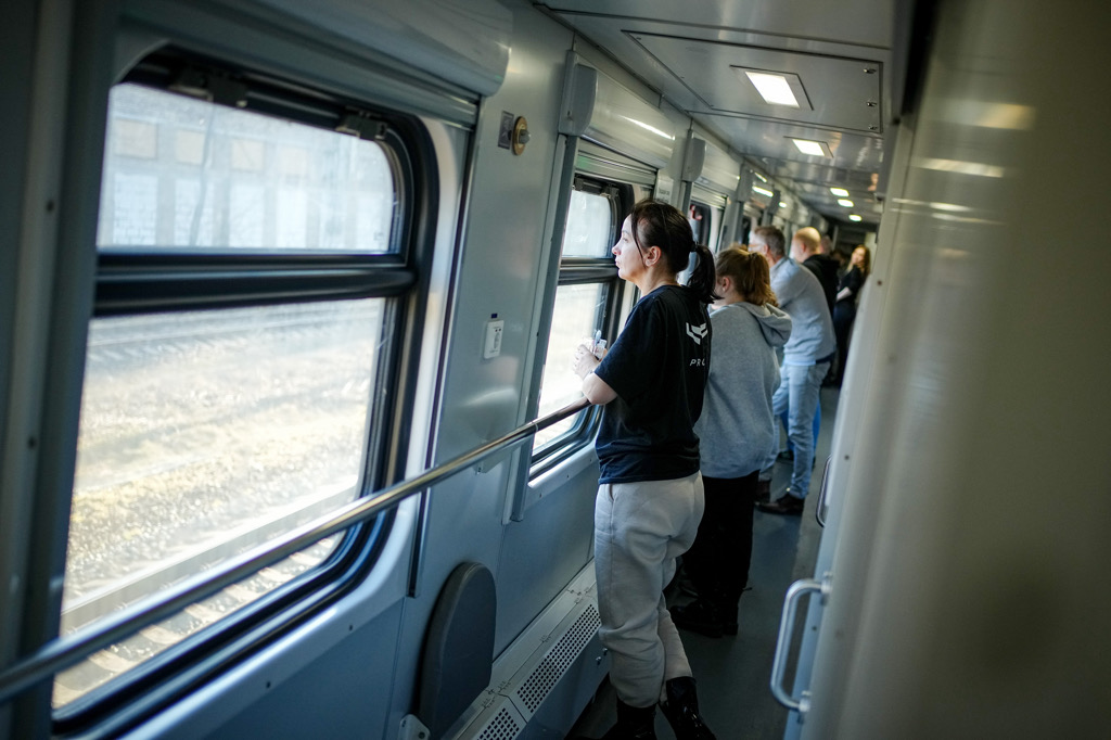 Украинские власти ограничили движение поездов в прифронтовых регионах