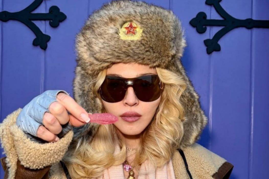 Украинцы обозвали Мадонну &laquo;старой маразматичкой&raquo; из-за ушанки с символом СССР

