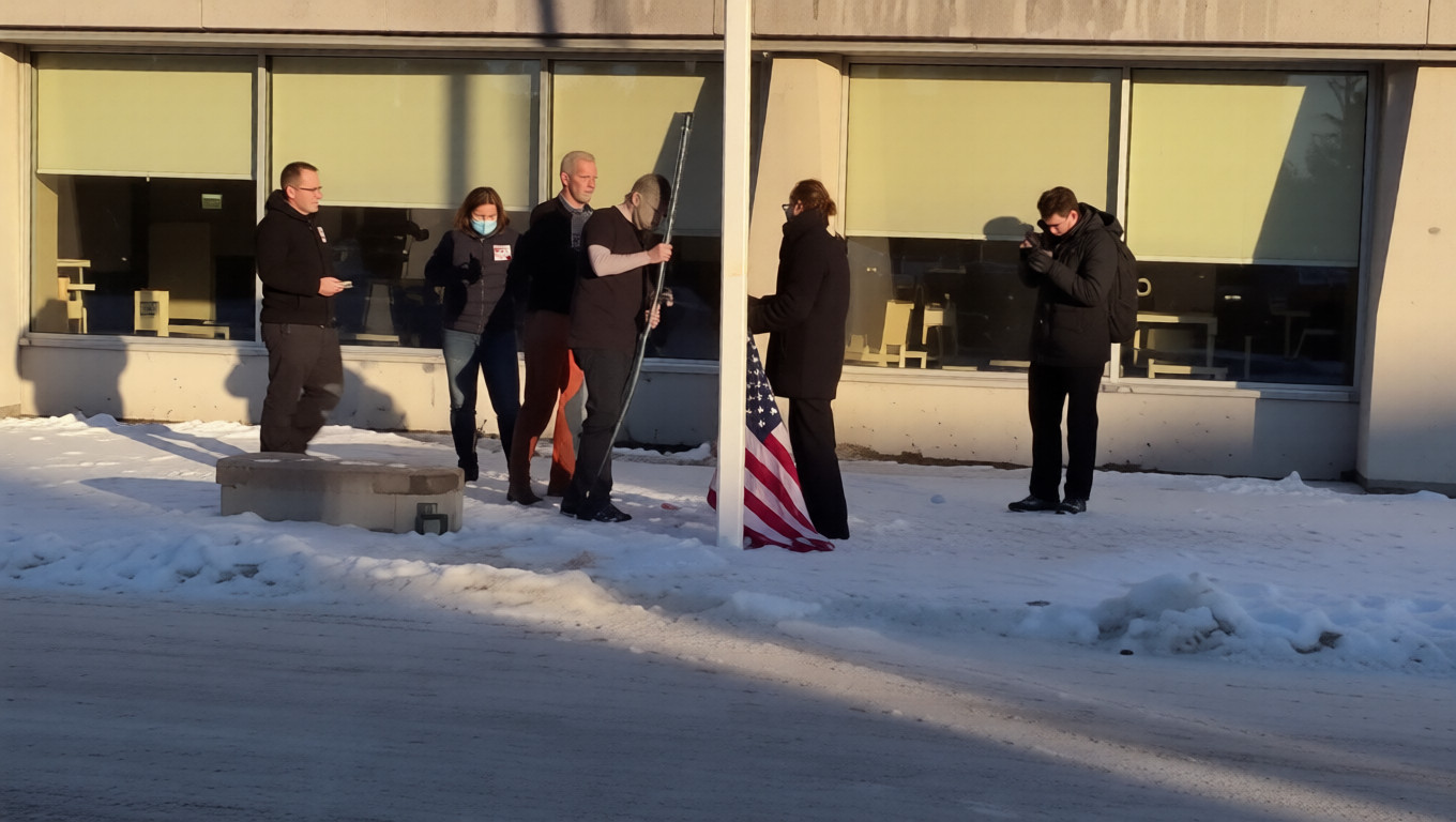 Американский флаг пытались поднять в столице Гренландии, несмотря на запрет

